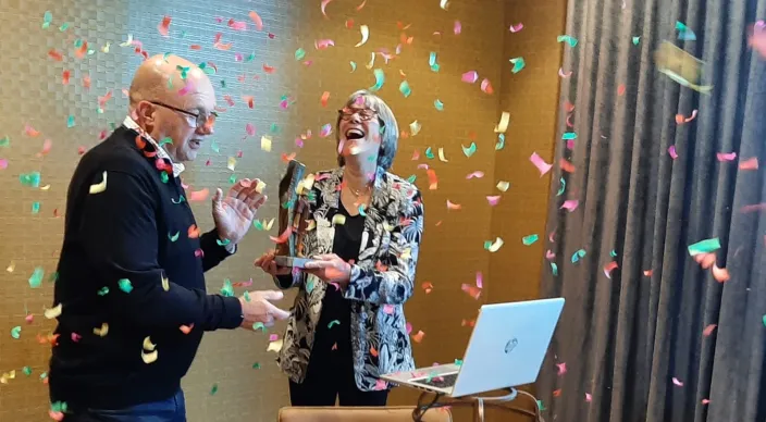 Overhandiging NKOP-award Gea van Dijk